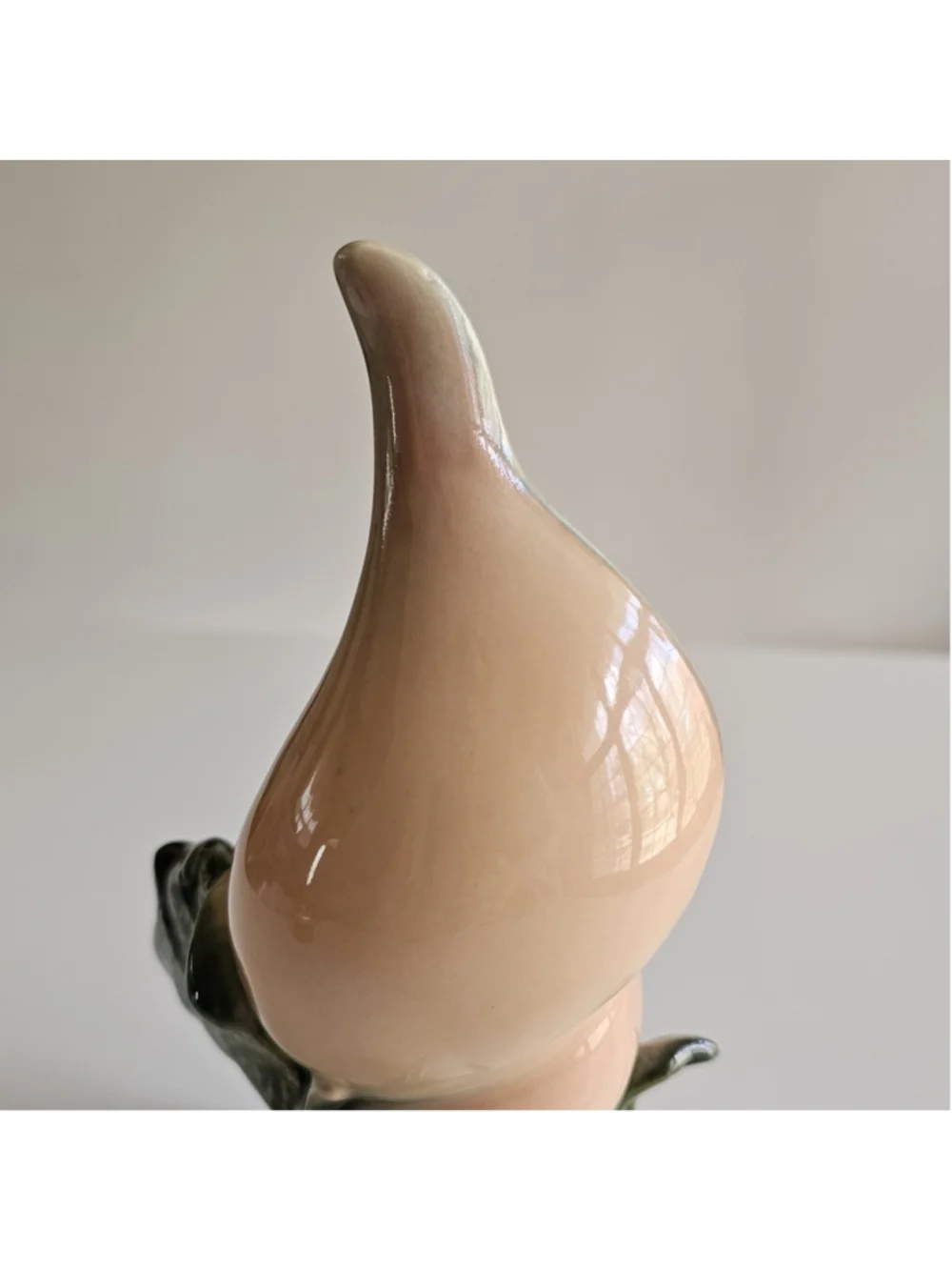 Mid-Century Modern Hull Pottery Ebb Tide Conch Shell Bud Vase - Peach & Green 7